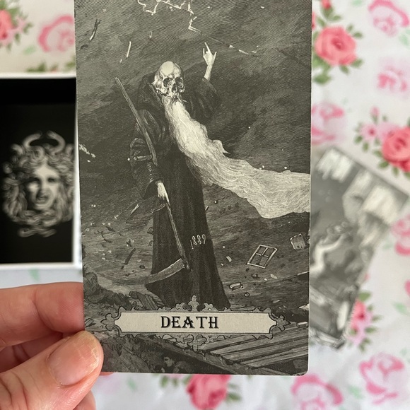 Lua Tarot Deck with Floral Design - Picture 4 of 5